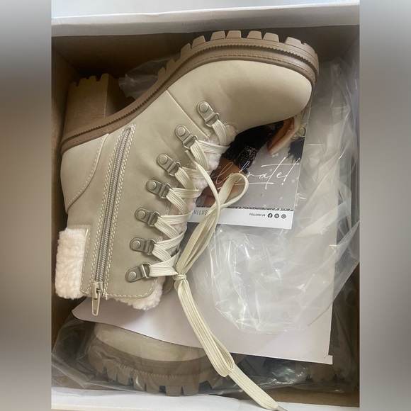 NWT Women’s Coconut lace up lug boots with faux fur detail Winter Boots Booties - Picture 6 of 10